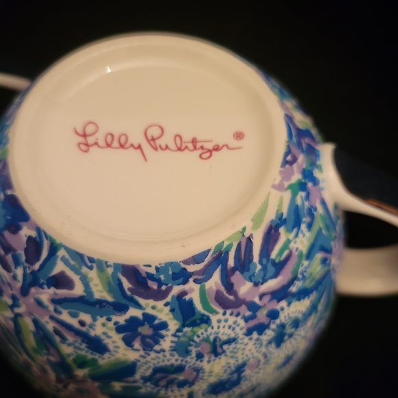 Lilly Pulitzer Gold Handled Mugs. Set of 2. Beautiful blue floral design. - Picture 4 of 6